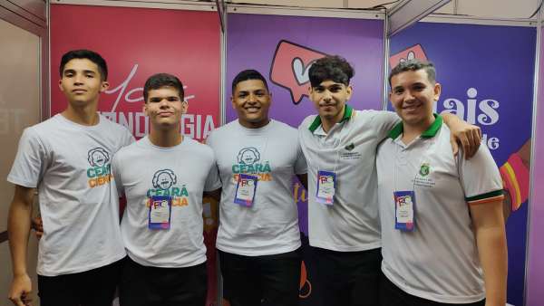 Estudantes passam pelo stand da Sejuv na Feira do Conhecimento