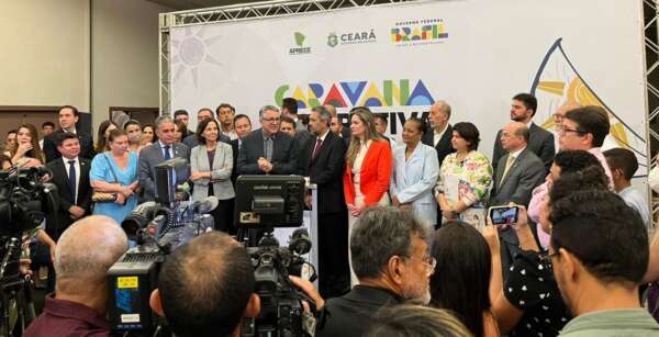 Autoridades presentes na solenidade de abertura da Caravana Federativa do Ceará